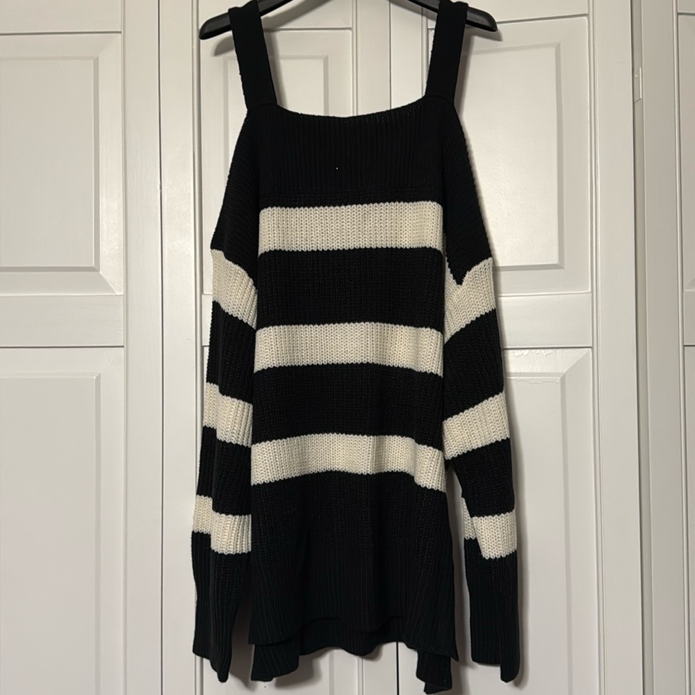 Women’s sweater size XL. Excellent condition off the shoulder.